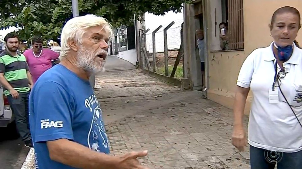 Dono do casarão contesta a ação da prefeitura e não explica porquê acumulava tanto material — Foto: TV TEM/Reprodução