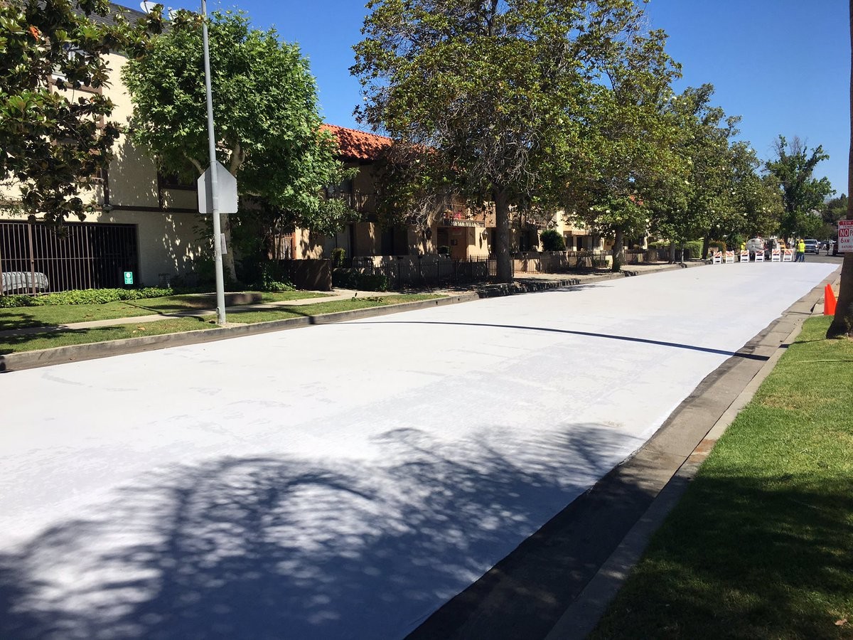 Rua completamente pintada de branca (Foto: Reprodução/ Twitter/ LA Street Services)