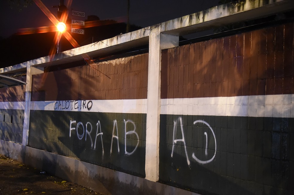 Pichações nos muros das Laranjeiras - Fluminense — Foto: André Durão