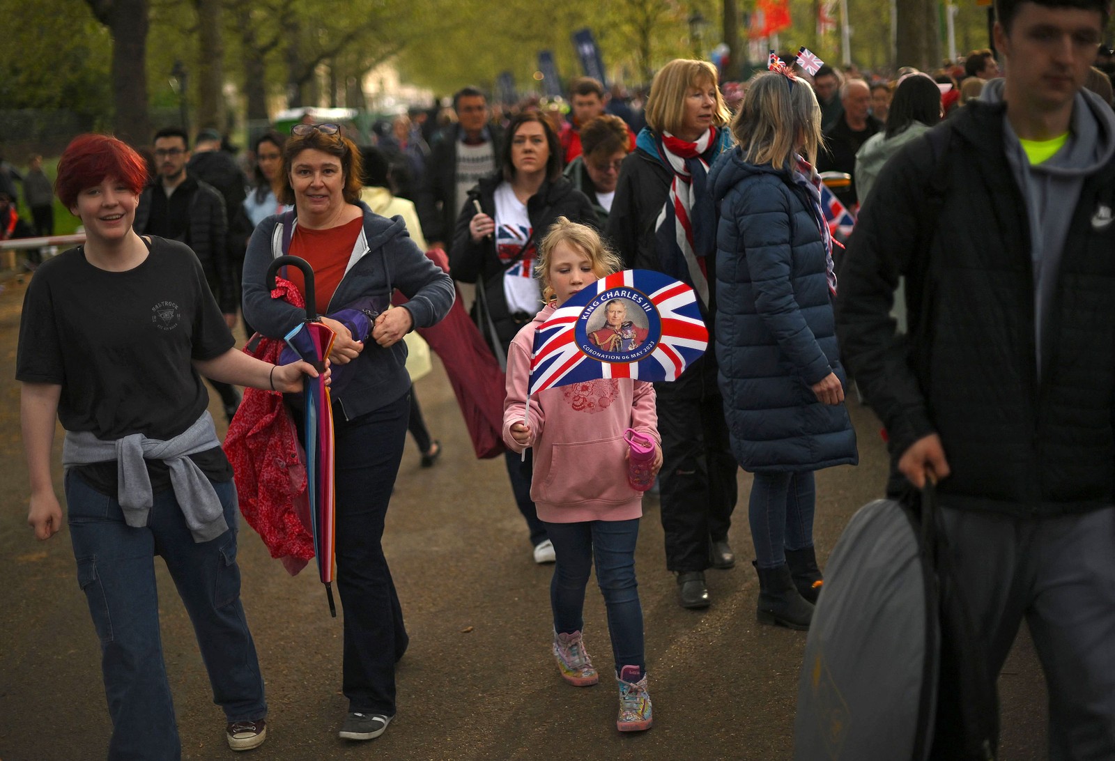 Súditos tentam garantir melhor lugar nas ruas de Londres para acompanhar a "Procissão do Rei" — Foto: Daniel LEAL / AFP