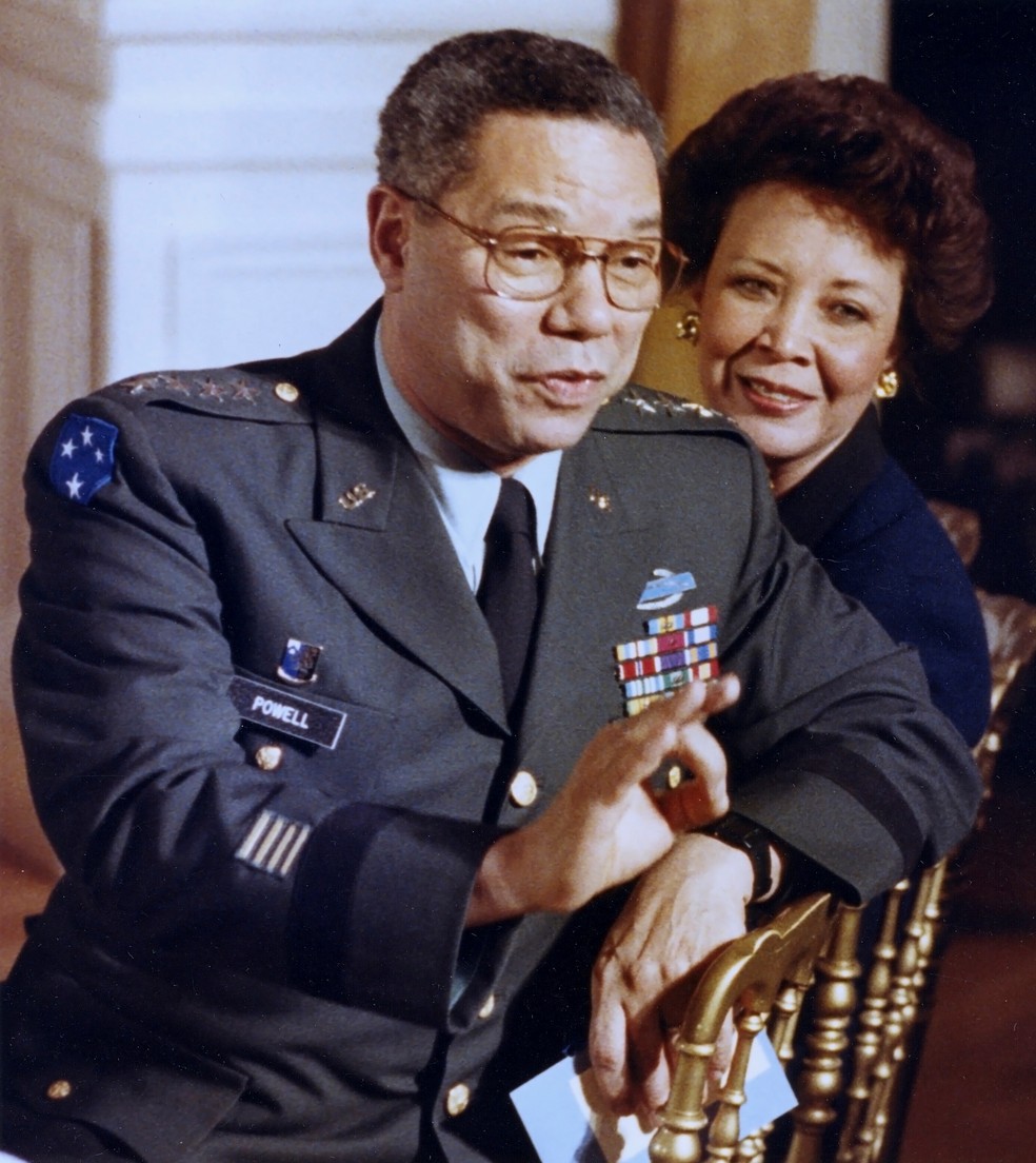Colin Powell em cerimônia na Casa Branca em 1991 — Foto: Stelios Varias/Reuters