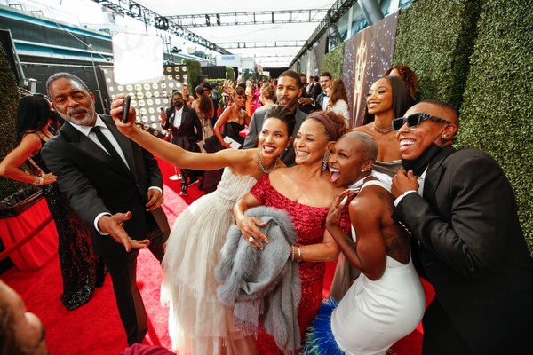 Famosos reunidos no red carpet do Prêmio Emmy 2021 (Foto: Getty Images)