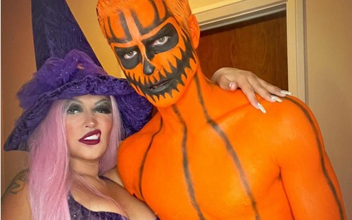 Foto: Na fantasia de bruxa no Halloween, o cabelo pode aparecer solto  debaixo do chapéu - Purepeople