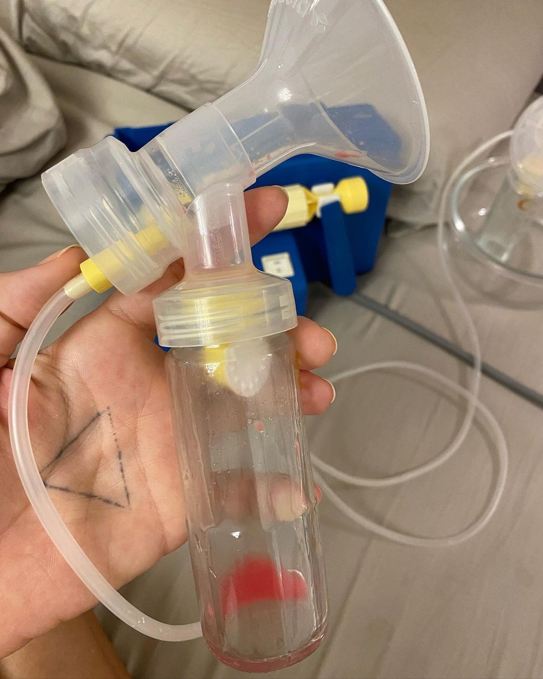 Thaila Ayala mostra bomba de leite com sangue (Foto: Reprodução/Instagram)