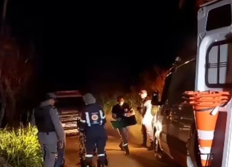 Vítima foi encontrada com vários cortes na Estrada do Arroz — Foto: Divulgação