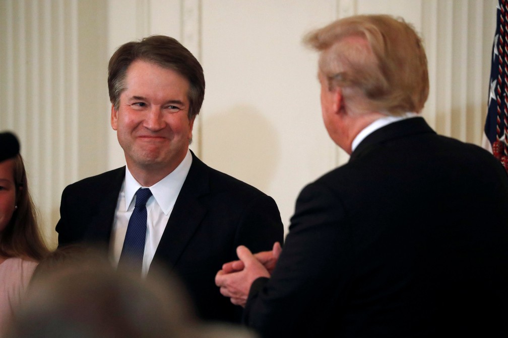 Donald Trump cumprimenta o juiz Brett Kavanaugh, novo integrante da Suprema Corte dos Estados Unidos (Foto: Reuters/Jim Bourg)