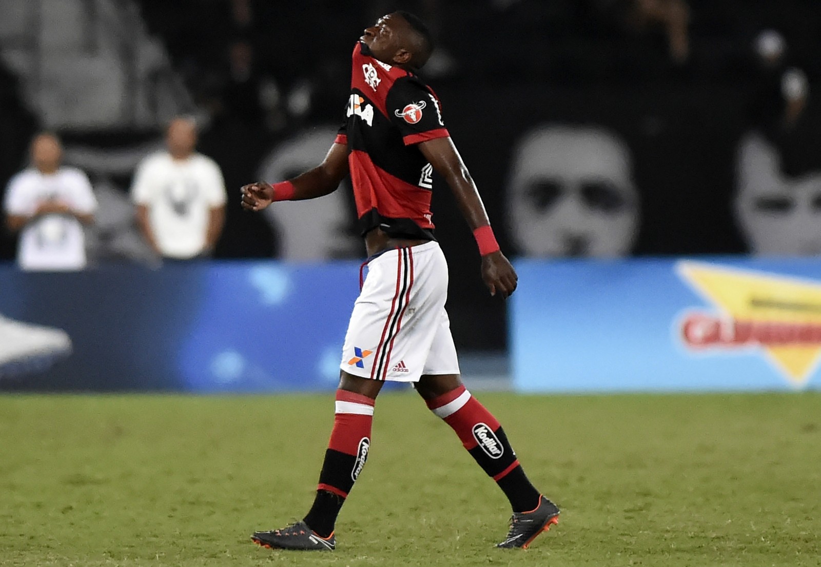 Expulsão e ofensas de torcedores marcam reencontro de Vinicius com o Botafogo