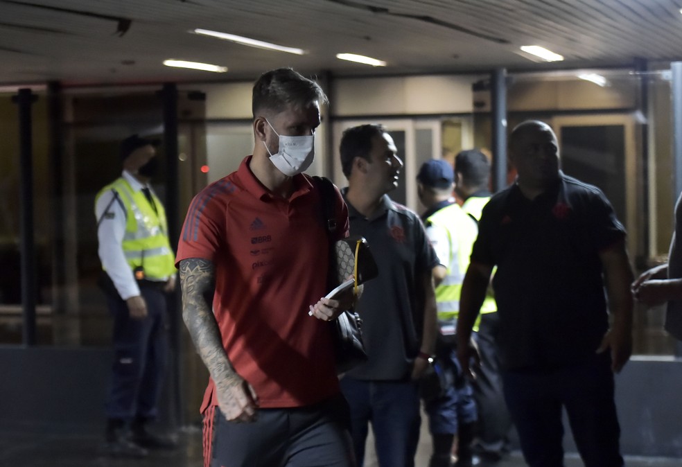 L&eacute;o Pereira deixa o aeroporto do Gale&atilde;o ap&oacute;s Flamengo perder o t&iacute;tulo da Supercopa  &mdash; Foto: Andr&eacute; Dur&atilde;o/ge