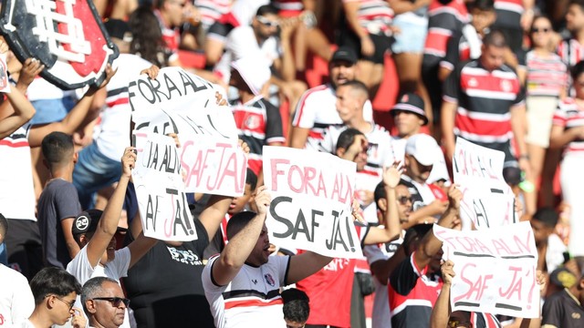 Torcedores do Santa Cruz protestam contra presidente Antônio Luiz Neto
