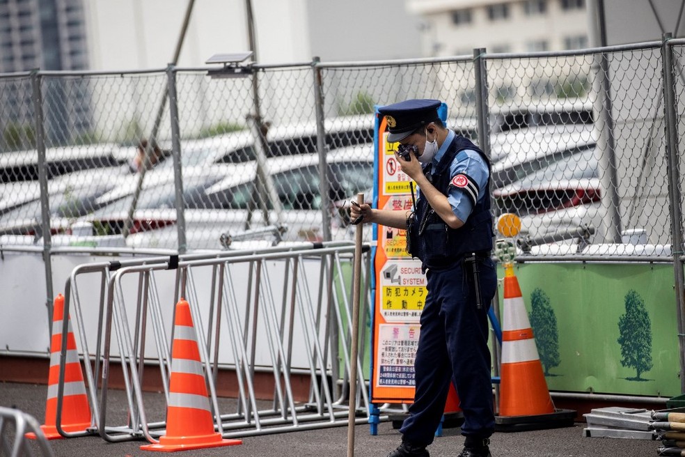Policial na entrada da Vila Olímpica em Tóquio na quarta-feira (14) — Foto: Behrouz Mehri/AFP