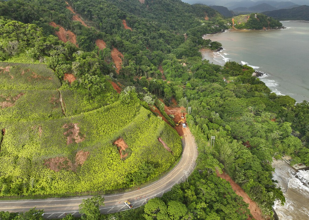 Rio-Santos tem trechos interditados — Foto: Andre Penner/AP