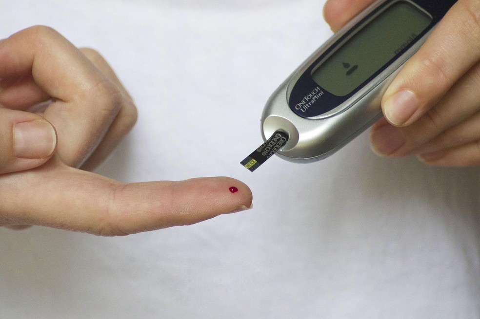 Teste da ponta do dedo, que mede a glicose: Coalizão Vozes do Advocacy em Diabetes e Obesidade faz campanha para que seja incorporado ao protocolo de atendimento do SUS — Foto: Tesa Robbins para Pixabay