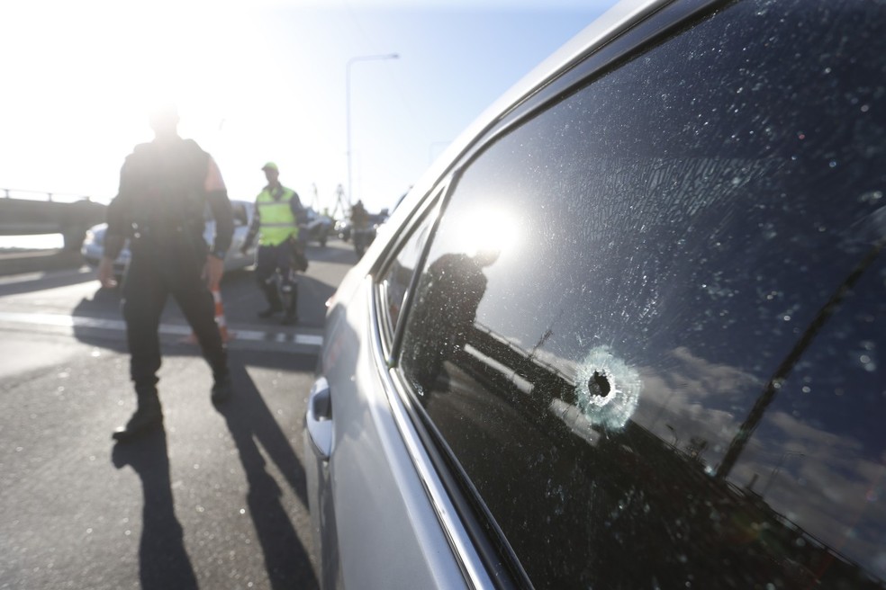 Veículo ficou com diversas marcas de tiro em vários pontos. Motorista foi ferido — Foto: Fabiano Rocha/Agência O Globo