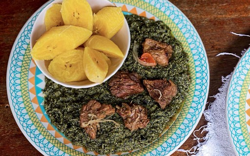 Ndole Biwolé tem pasta de amendoim cozida com folha de boldo, banana da  terra cozida e camarão. Eu não gostei muito do boldo, talvez sem ele ficasse  melhor. – Foto de Biyou'Z