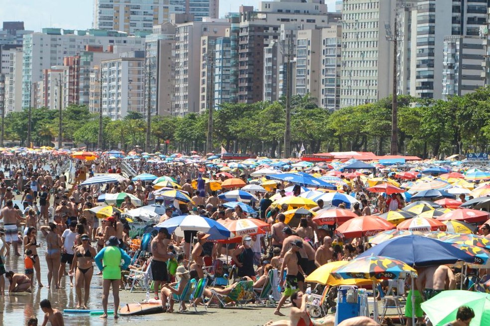 Praias de Santos, SP, estão cheias neste domingo de sol — Foto: Vanessa Rodrigues/Jornal A Tribuna