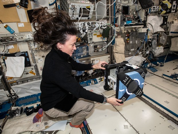 A astronauta Megan McArthur, da Expedição 65, monta um robô Astrobee na ISS (Foto: NASA)