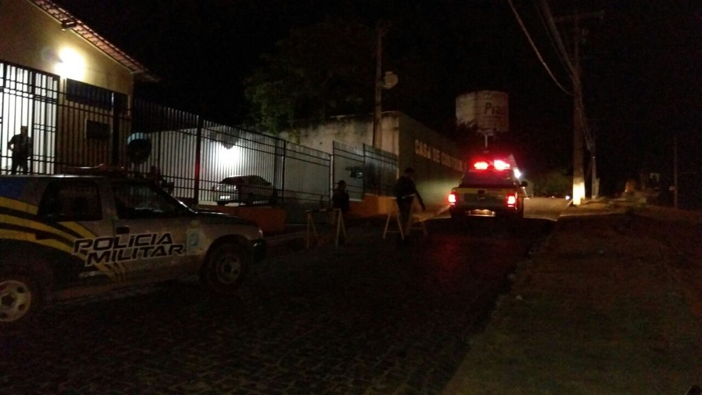 Polícia Militar se aproxima da Casa de Custódia na noite de terça-feira (22) (Foto: Ellyo Teixeira / G1)