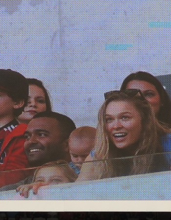 Ronda Rousey vai ao Maracanã para Fla x Santos e é aplaudida pela torcida