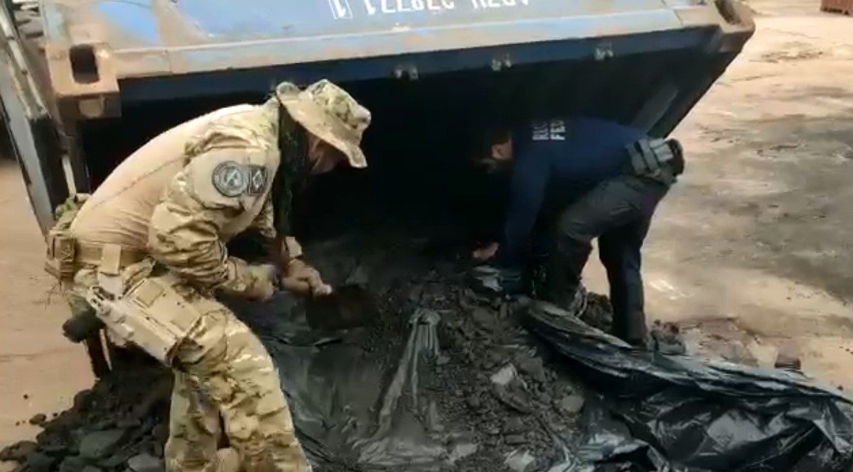 Quase meia tonelada de cocaína que ia para Holanda escondida em container de manganês é apreendida em porto no Pará