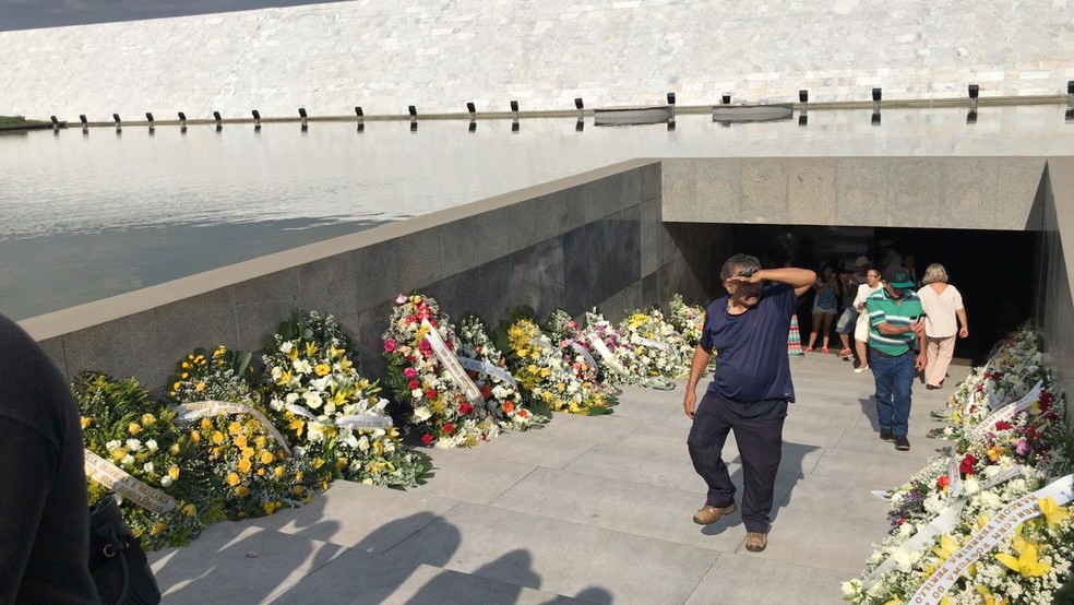 Entrada do Memorial JK, em Brasília, coberta por coroas de flores — Foto: Maíra Souza/G1