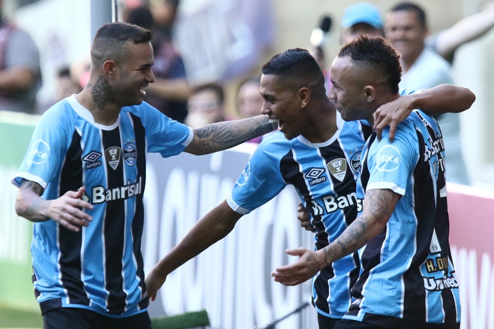 Luan abraça Pedro Rocha e Everton após gol (Foto: Agência Estado)