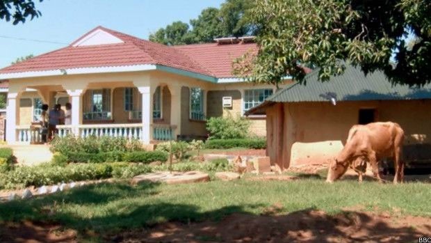  Casa de 'avó de Obama' está sendo preparada para eventual visita; no vilarejo, estrada foi reformada e moradores estão em treinamento  (Foto: BBC)