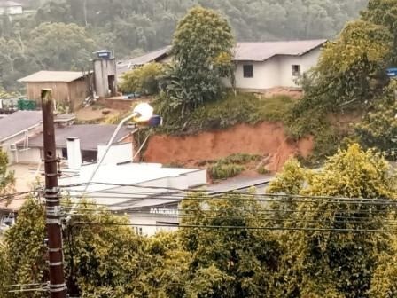Homem morre soterrado após deslizamento de terra no quintal de casa em SC