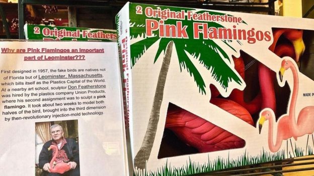 Os flamingos de Featherstone ainda são produzidos localmente pela Companhia Cado (Foto: LINDA LABAN/BBC, via BBC News Brasil)