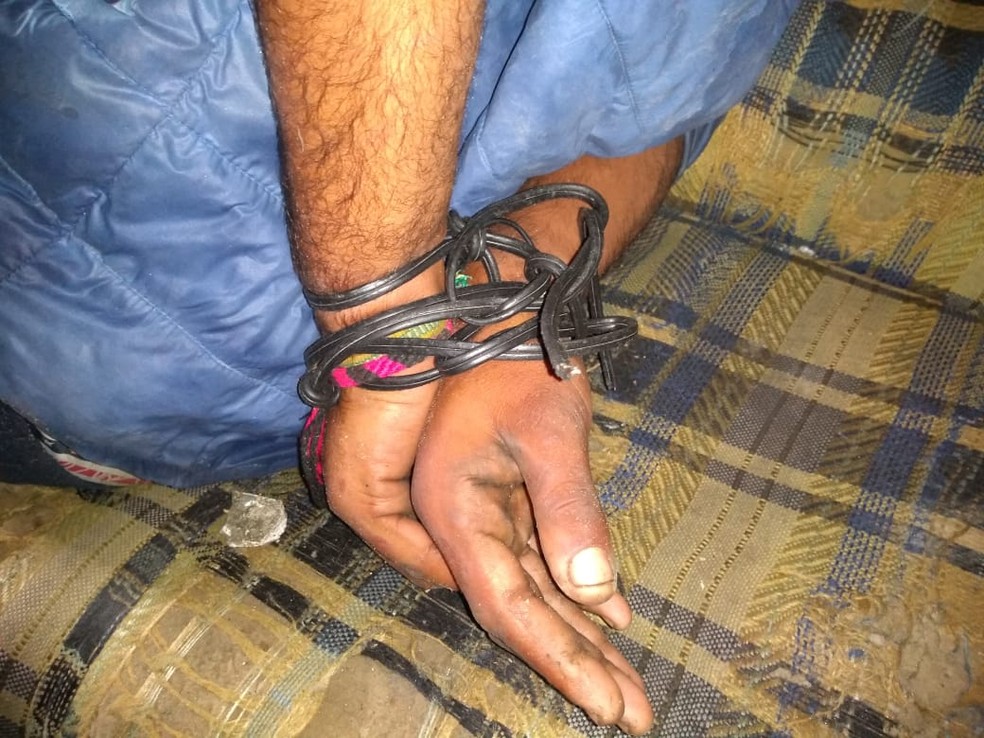 Refém teve mãos amarradas em cativeiro onde foi torturado em Itanhaém (SP) — Foto: G1 Santos