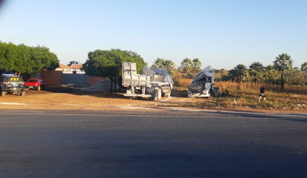 Caminhão bate em morro e tomba na BR-222 em São João da Fronteira, no Norte do Piauí — Foto: Divulgação/PRF