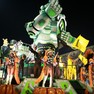 Foto: (Carro da São Clemente critica 'comercialização' do carnaval / Rodrigo Gorosito/G1)