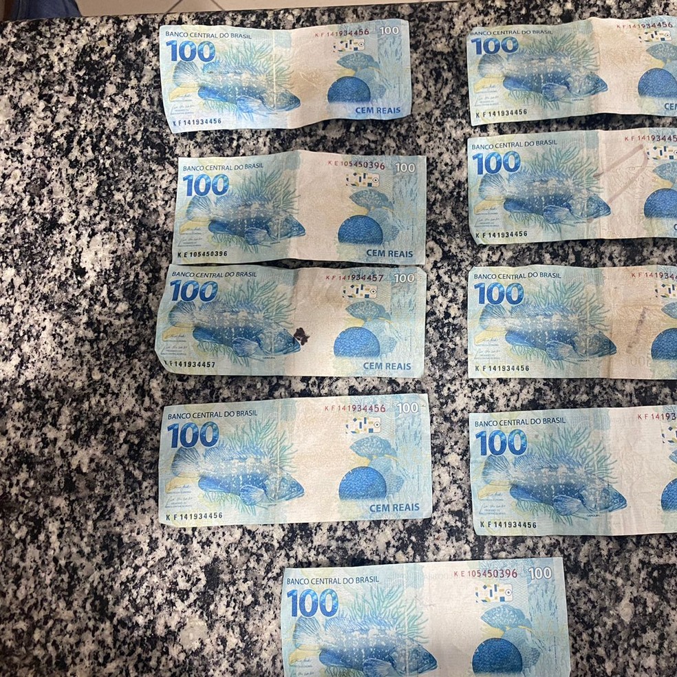 Cédulas falsas de R$ 100 apreendidas com suspeito neste sábado, em Costa Rica — Foto: PM/Divulgação