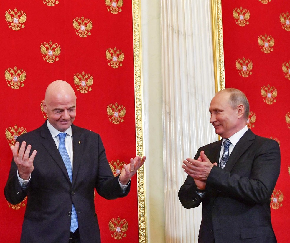 Gianni Infantino e Vladimir Putin em foto de 2018 após a realização da última Copa do Mundo na Rússia — Foto: Yuri Kadobnov/Pool via REUTERS