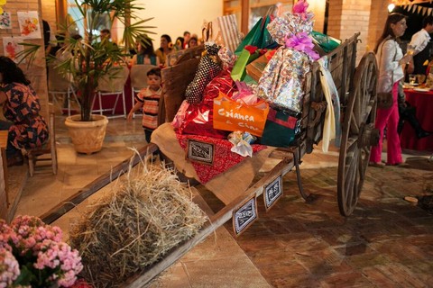 Além de decorar o espaço, a carroça virou um suporte supercriativo para os convidados deixarem os presentes. (Foto: Kit Gaion)