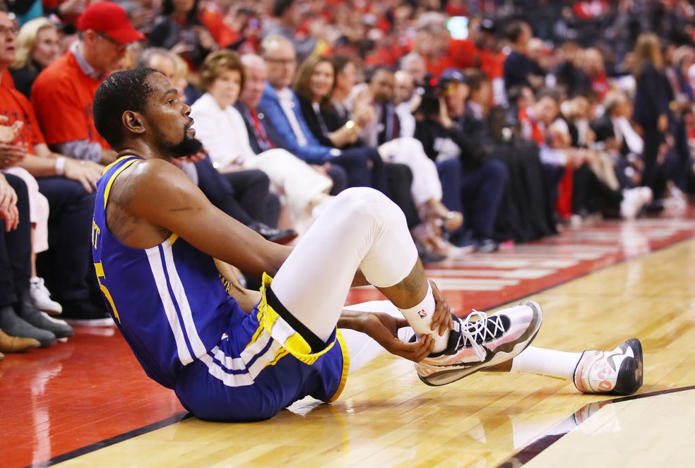 Kevin Durant se lesiona - Raptors x Warriors - jogo 5 — Foto: Reuters