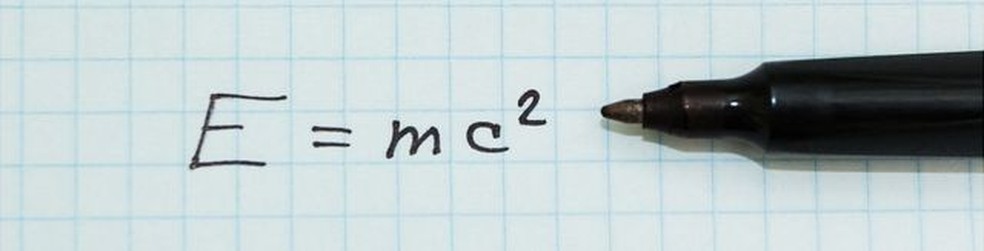 A famosa equação de de Einstein determina a equivalência entre massa e energia — Foto: Getty Images via BBC
