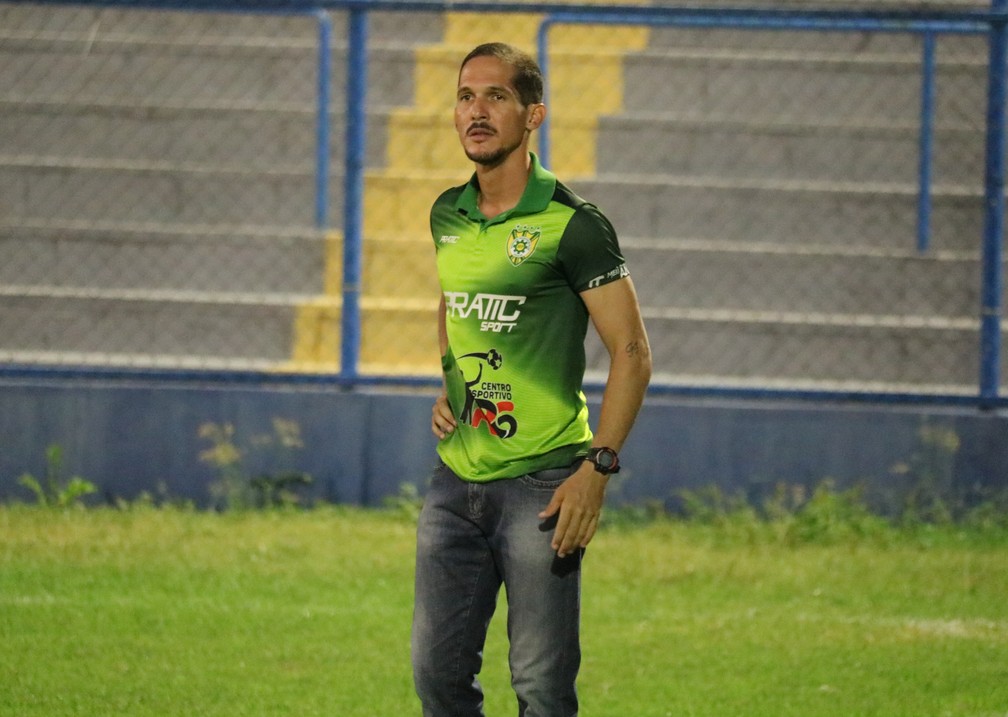 Felipe Sousa, treinador do Picos  — Foto: Julio Costa/ge Piauí