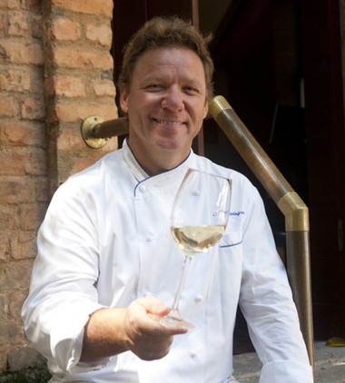 O chef Claude Troisgros vai compartilhar seus conhecimentos sobre os vinhos no primeiro talk show  (Foto: Divulgação )