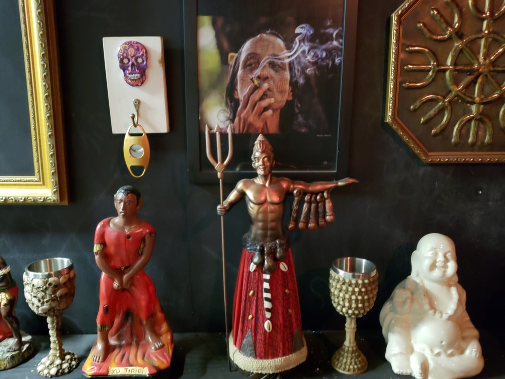 Trunqueira de exu e pombagira, orixás cultuados na umbanda, no Colégio Pena Branca — Foto: Bárbara Muniz Vieira/G1
