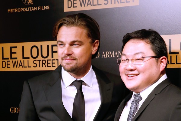 Leonardo DiCaprio e Jho Low no evento de lançamento de O Lobo de Wall Street (2013) em Paris, em dezembro de 2013 (Foto: Getty Images)