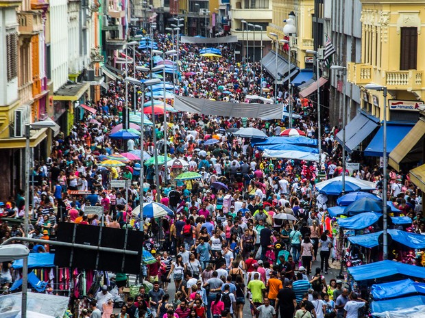 Milhares de consumidores realizam suas compras de Natal na região da rua 25 de Março, área de comércio popular no centro de São Paulo (Foto: Cris Faga/Fox Press Photo/Estadão Conteúdo)