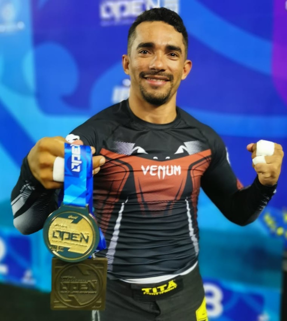 Atleta exibe a medalha de ouro conquistada na capital do Espírito Santo — Foto: Arquivo Pessoal