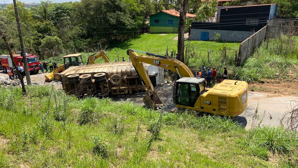 Caçamba de caminhão de lixo com 20 toneladas tomba em cima de carro em Nova Odessa — Foto: Wesley Justino/EPTV