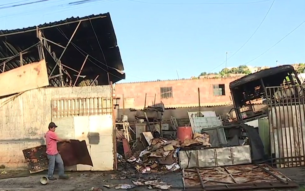 Incêndio destrói ferrovelho em Santa Luzia, na Região Metropolitana de BH Minas Gerais G1