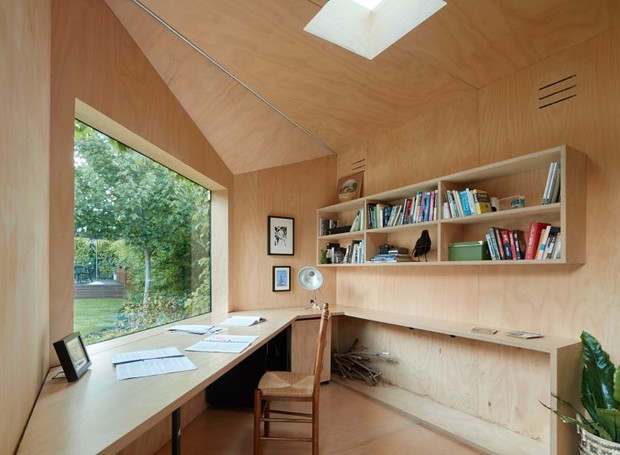 O interior é formado por painéis de madeira compensada, assim como os móveis, que são fixos na estrutura (Foto: Dezeen/ Reprodução)