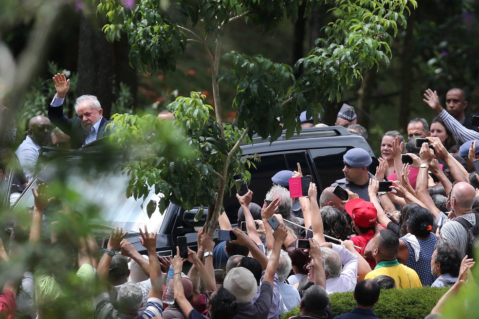 Lula ao deixar velório do neto, em São Bernardo do Campo — Foto: Amanda Perobelli/Reuters