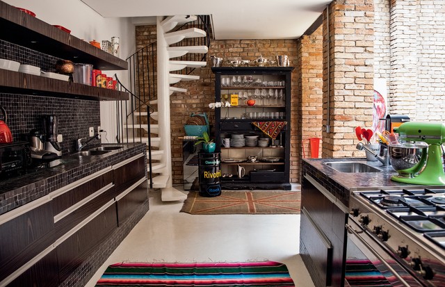 A cozinha da casa maximalista da stylist (Foto: Deco Cury/Arquivo Vogue)