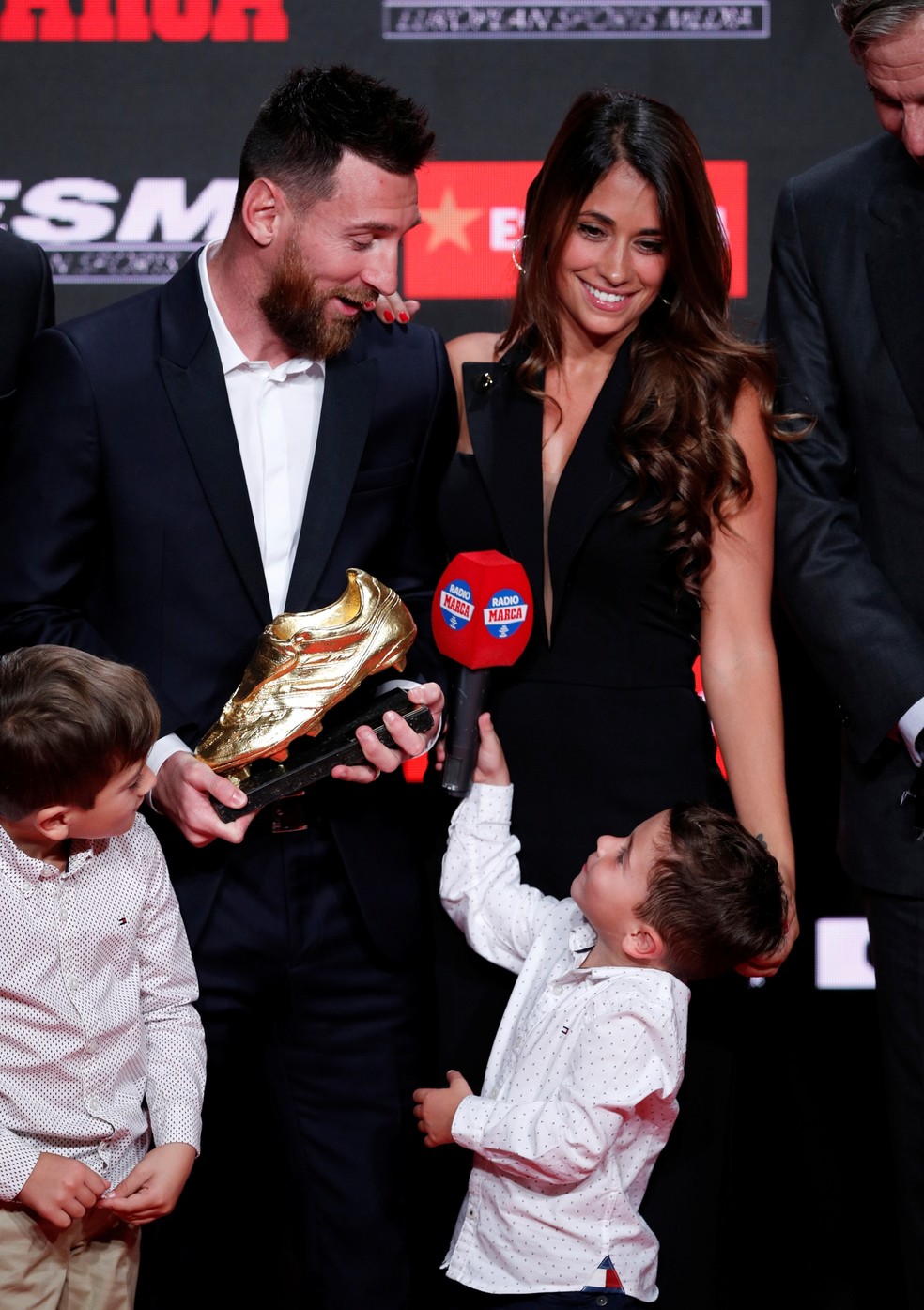 Messi com a esposa Antonella Roccuzzo e os dois filhos Thiago e Mateo na entrega da Chuteira de Ouro — Foto: REUTERS/Albert Gea