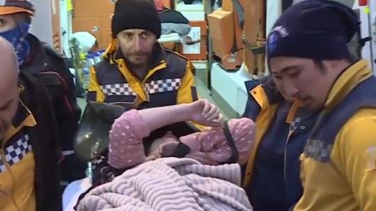 Terremoto: Mãe e bebê de seis meses sobrevivem após resgate de 29 horas, na Turquia; vídeo