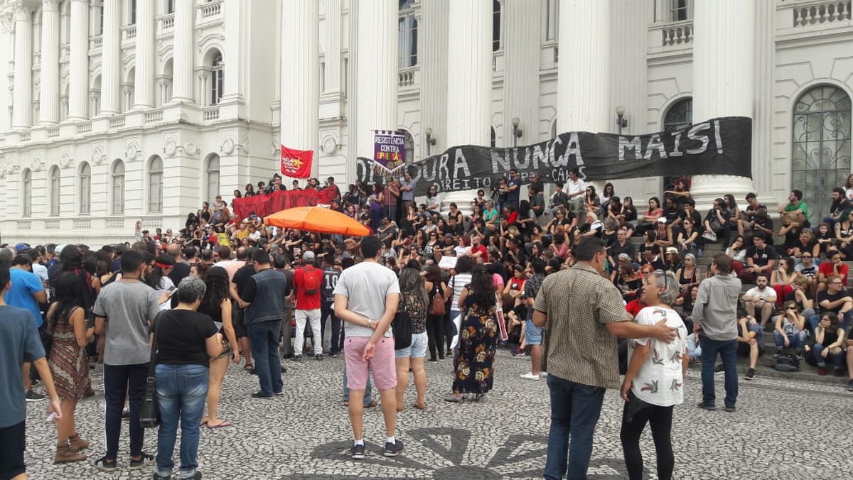 Manifestantes fazem ato contra a ditadura militar em Curitiba | Paran&aacute; | G1